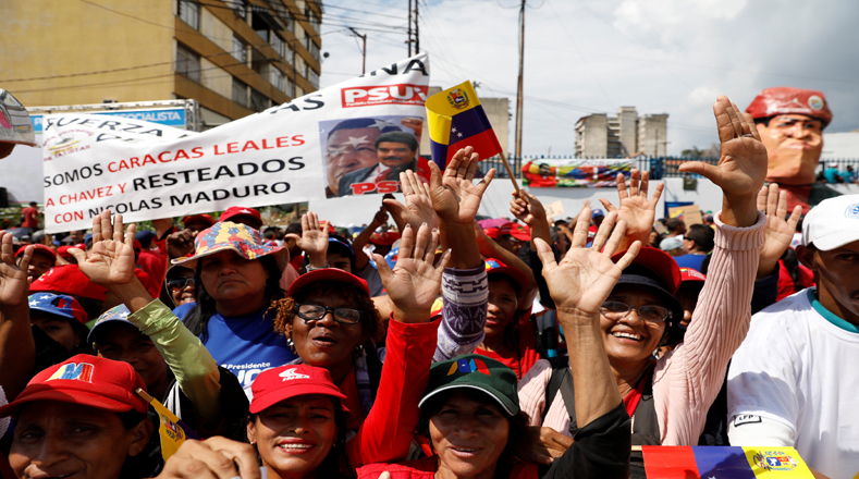 Con banderas, pancartas y consignas los revolucionarios avanzaron con paso firme a la sede del TSJ, ubicado en Caracas, para ser testigos de la juramentación del presidente Nicolás Maduro.