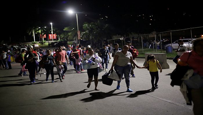 Cientos de hondureños parten hacia la frontera sur de México con EE.UU.