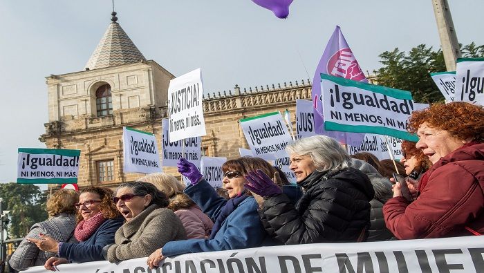 Las féminas denuncian la violación a la igualdad de género y la violencia contra las mujeres por los partidos que apoyan a Juanma Moreno.