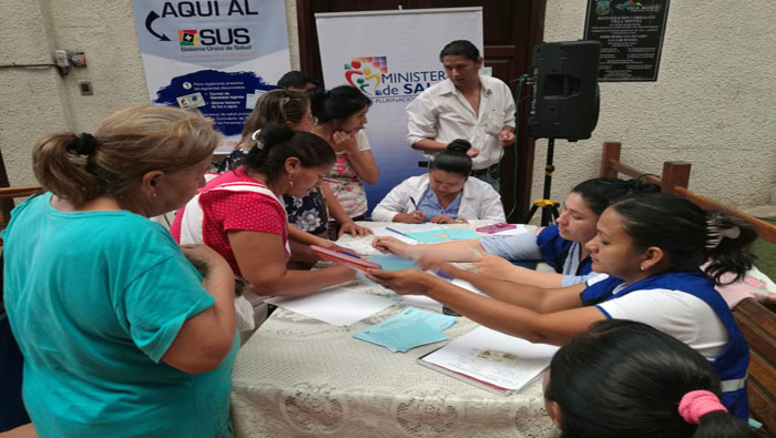 Están distribuidas ferias en todo el país para que los bolivianos se inscriban y así lograr la meta de los 5.8 millones de personas.