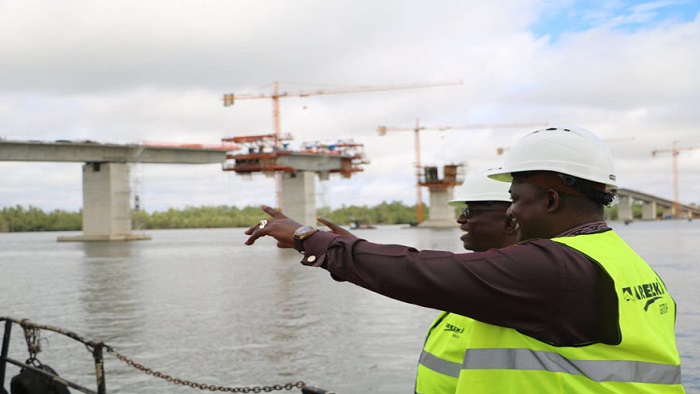 La construcción representa al puente más grande de África Occidental con 900 metros sobre el río Gambia.