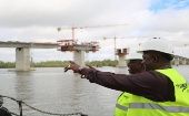 La construcción representa al puente más grande de África Occidental con 900 metros sobre el río Gambia.