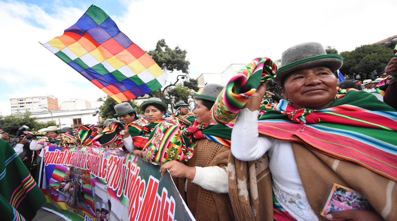 Con los atuendos y vestimentas típicas de cada región, las comunidades festejaron y agradecieron la gestión del presidente Evo Morales en su compromiso con los pueblos originarios de Bolivia.