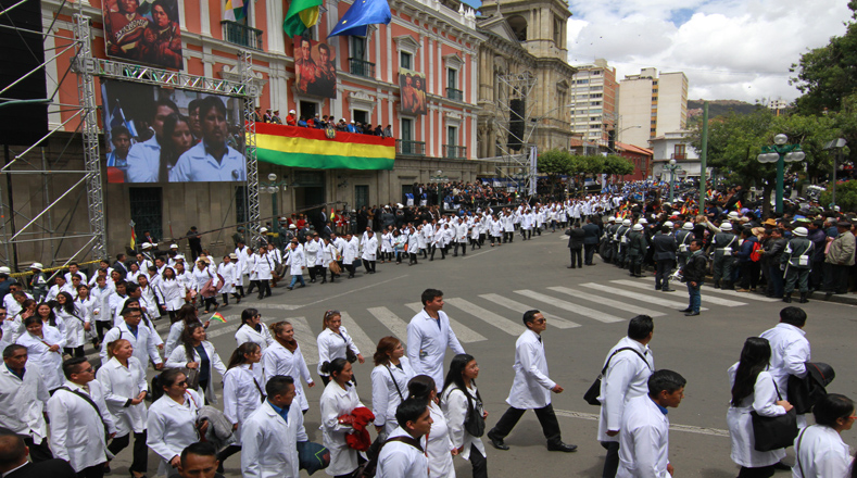 Gremios de la sociedad civil desfilaron frente a la sede el Ejecutivo, donde el mandatario Morales saludó a los presentes y respaldó al pueblo.