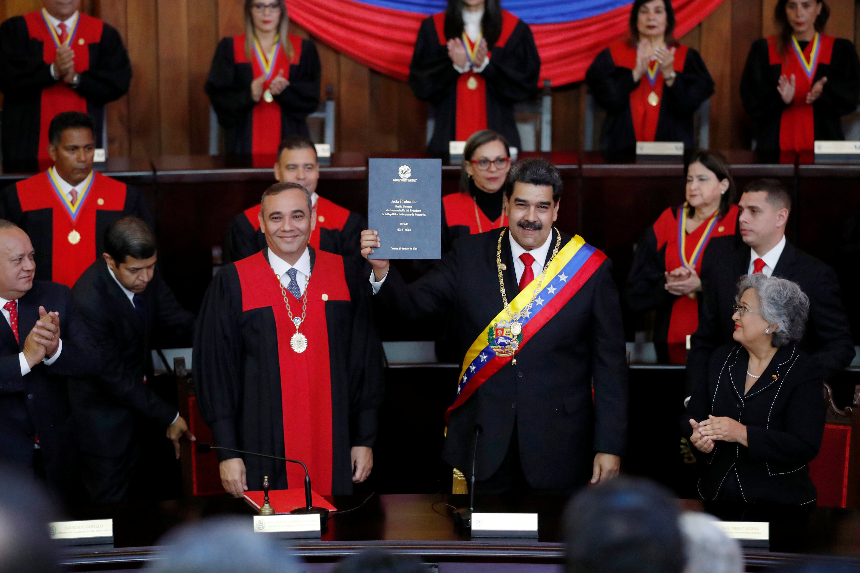 El presidente venezolano fue juramentado ante el TSJ debido a que la AN ha estado en desacato.
