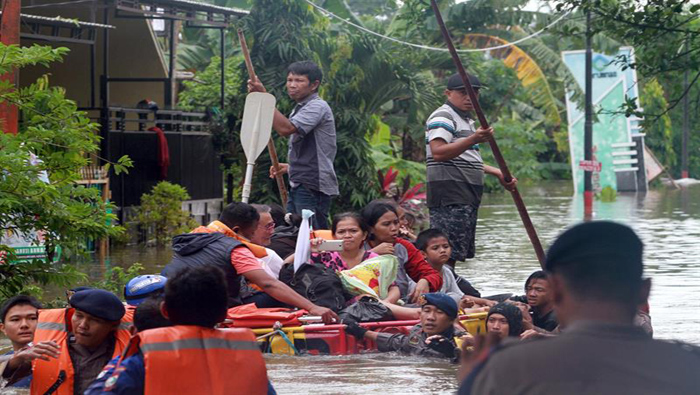 Las fuertes lluvias han causado la crecida de varios ríos inundando decenas de aldeas.