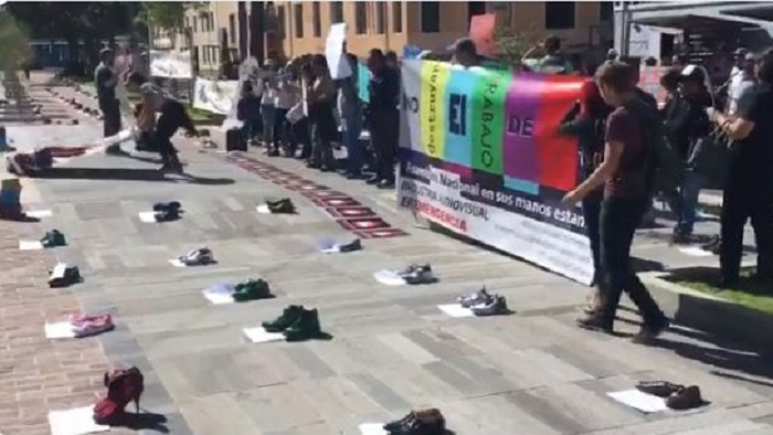 Los manifestantes colocaron zapatos en el piso para demostrar, de manera simbólica, que la ley dejará vacío varios puestos de trabajo.
