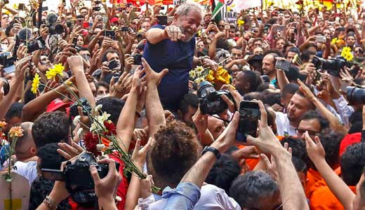 Durante sus gobiernos (2003-2010), Lula implementó programas que contribuyeron a sacar de la pobreza a más de 30 millones de brasileños.