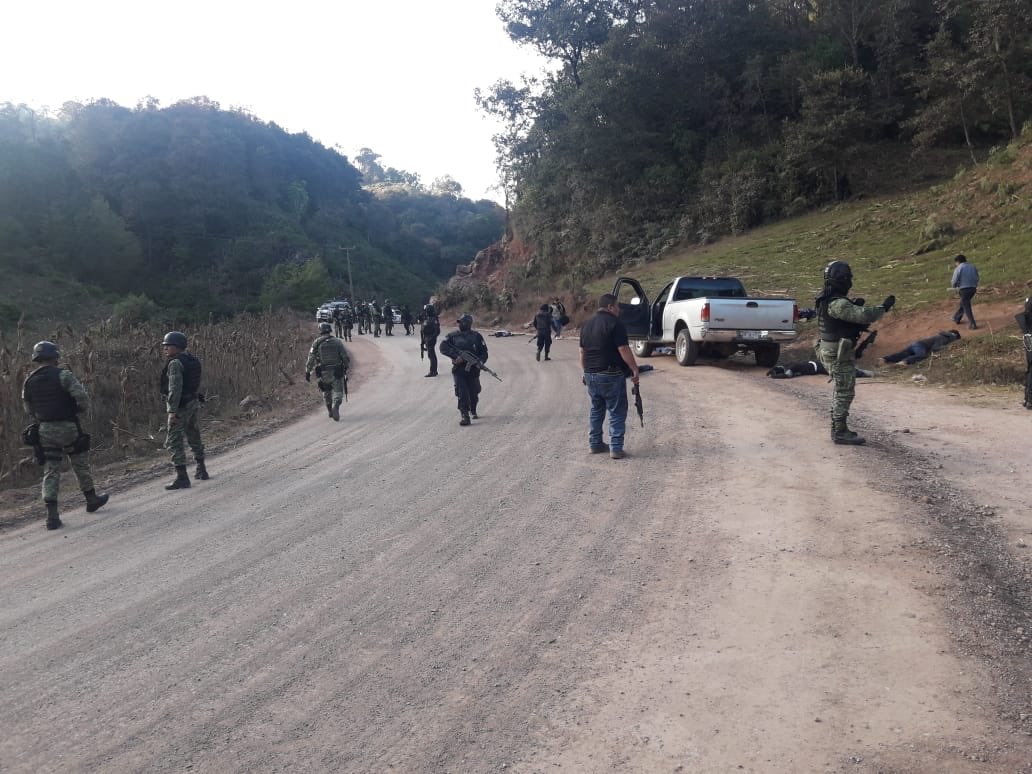 En el sitio del enfrentamiento, la Policía del estado de Guerrero encontró dos camionetas con múltiples impactos de armas de fuego y varias personas muertas en su interior.