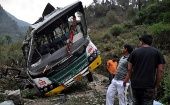 El bus transportaba alrededor de 60 estudiantes y cayó desde una altura de aproximadamente tres metros.