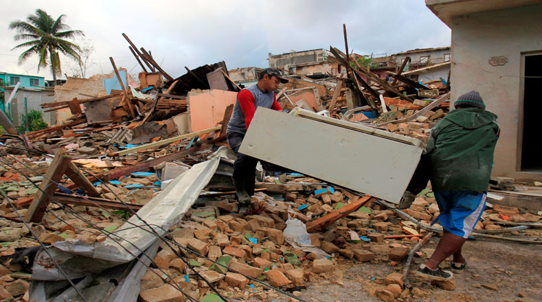 Decenas de voluntarios han prestando asistencia en las comunidades de Regla, Guanabacoa, San Miguel del Padrón, Diez de Octubre y Habana del Este, donde fueron registrados 579 derrumbes.