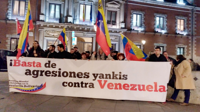 Manifestantes en Madrid protestaron contra el apoyo del gobierno español al golpe de Estado que intenta dar EE.UU. contra Venezuela.