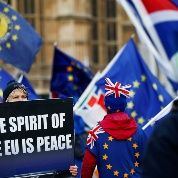 Manifestantes con pancartas contra el Brexit frente al Parlamento, en el centro de Londres.