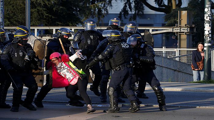 La policía uso bombas lacrimógenas para reprimir a los manifestantes en París.