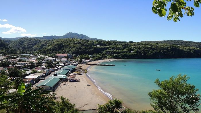 Santa Lucía queda ubicada en el mar Caribe, al norte de San Vicente y las Granadinas y al sur de la isla de la Martinica.