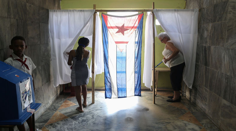 Más de ocho millones de cubanos fueron convocados este domingo para ejercer su derecho al voto en el referendo que definirá la ratificación de la nueva Constitución de la nación.