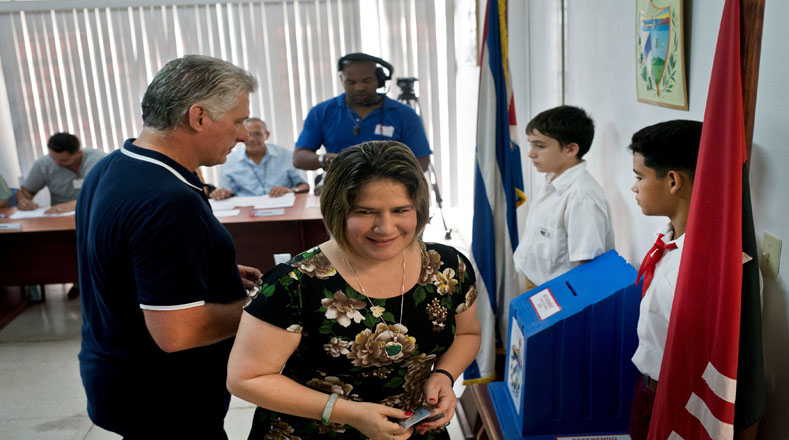 En compañía de su esposa, el presidente Miguel Diaz-Canel dio el Si a la constitución y afirmó que este proceso electoral y el nuevo documento representan una victoria por América Latina y el Caribe