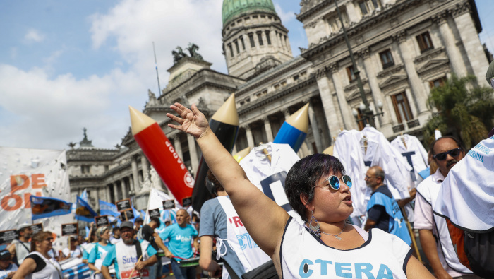 Docentes argentinos realizarán un paro de 72 horas a partir del 6 de marzo en reclamo de un aumento salarial
