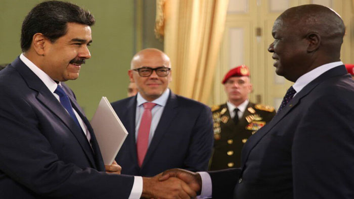 El presidente venezolano se reunión con los representantes diplomáticos en el salón Sol del Perú del Palacio de Miraflores, sede de la Presidencia.