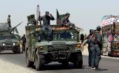 Oficiales afganos de seguridad patrullan en las afueras de Lashkargah, la capital de la provincia de Helmand, donde este viernes un asalto del movimiento Talibán a una base de EE.UU causó 43 muertos.