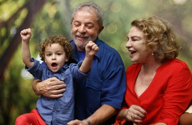 El servicio de cremación de los restos del infante están pautados para el mediodía. En la foto, Lula junto a su nieto y su esposa, durante su cumpleaños número 70, en 2015.