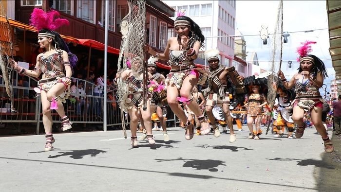 Centenares de grupos autóctonos muestran la diversidad cultural de esta ciudad que derrocha alegría en estas fiestas.