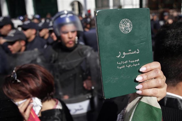 Policías antimotines contienen a manifestantes que protestan en Argel por la reelección del presidente Abdelaziz Buteflika