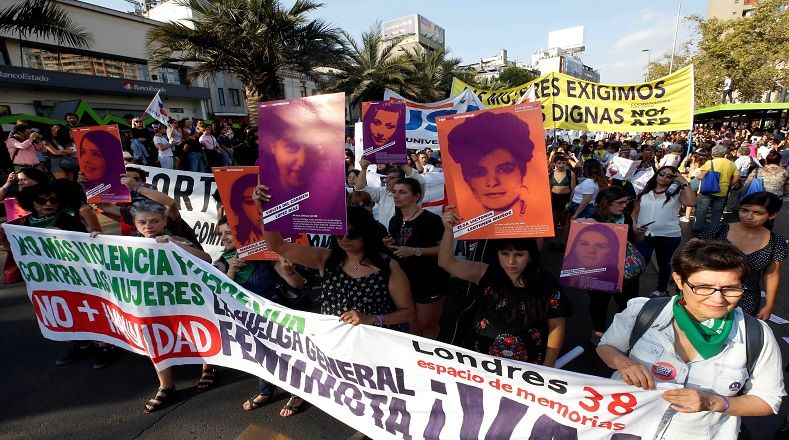 Chile: En Santiago, más de 20.0000 personas, entre ellas numerosas familias, se pronunciaron contra la violencia hacia la mujer. 