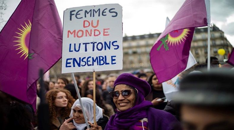 Francia: Las manifestaciones en el país galo exigieron igualdad salarial, entre otras demandas. En Francia, las mujeres ganan un 26 por ciento menos que los hombres. Además, este sábado, fueron las mujeres las que encabezaron la marcha número 17 de los chalecos amarillos.