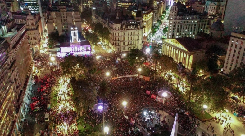 Argentina: Las mujeres que hace un año casi lograron despenalizar el aborto, congregaron una inmensa multitud en un país con altos indices de feminicidio: entre enero y febrero hubo 54 casos.