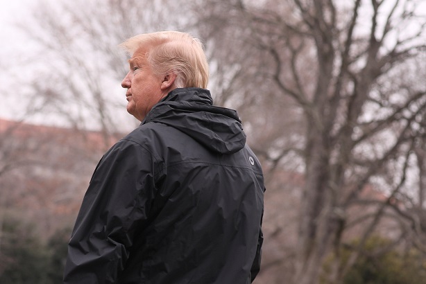 Donald Trump da la espalda a un grupo de periodistas luego de ofrecer una rueda de prensa. Washington, 08 de marzo de 2019