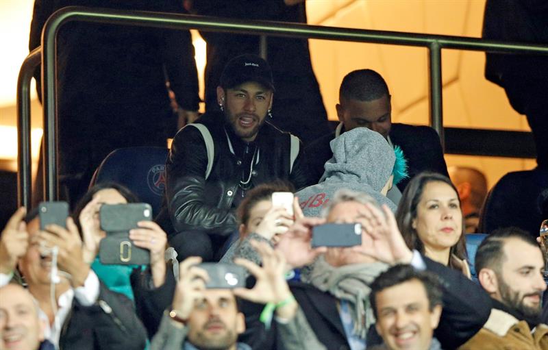 Neymar cuestionó el VAR en el partido contra Manchester United.