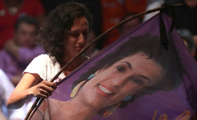 Mónica Benicio, pareja de Marielle Franco, sostiene un cartel con la imagen de Franco durante un acto en defensa de la democracia el 2 de abril de 2018