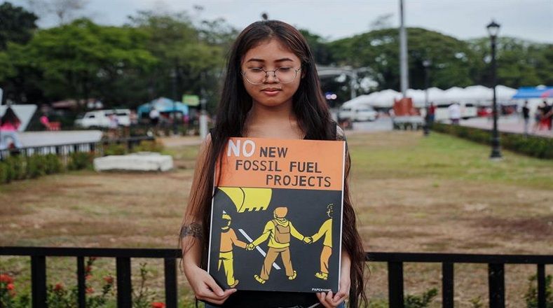 Una niña en Filipinas con su pancarta llamó a no hacer de los combustibles fósiles nuevos proyectos para la sociedad.