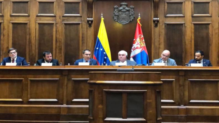 El canciller venezolano abordó con autoridades de Serbia el fortalecimiento de la asesoría militar ante la amenaza de intervención de EE.UU.