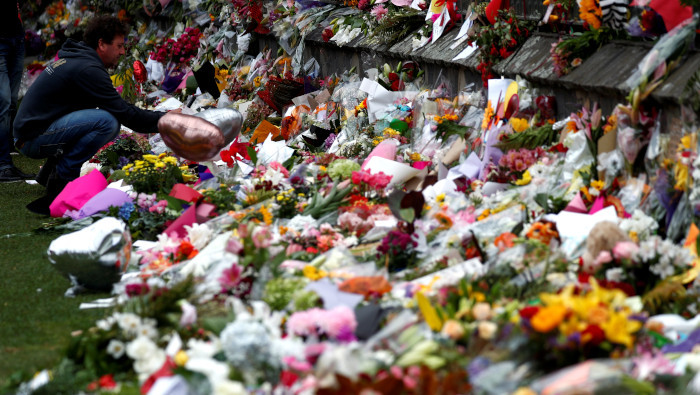 Altares improvisados fueron levantados el domingo para rendir homenaje a las 50 personas que murieron el viernes en un ataque terrorista en Nueva Zelanda.