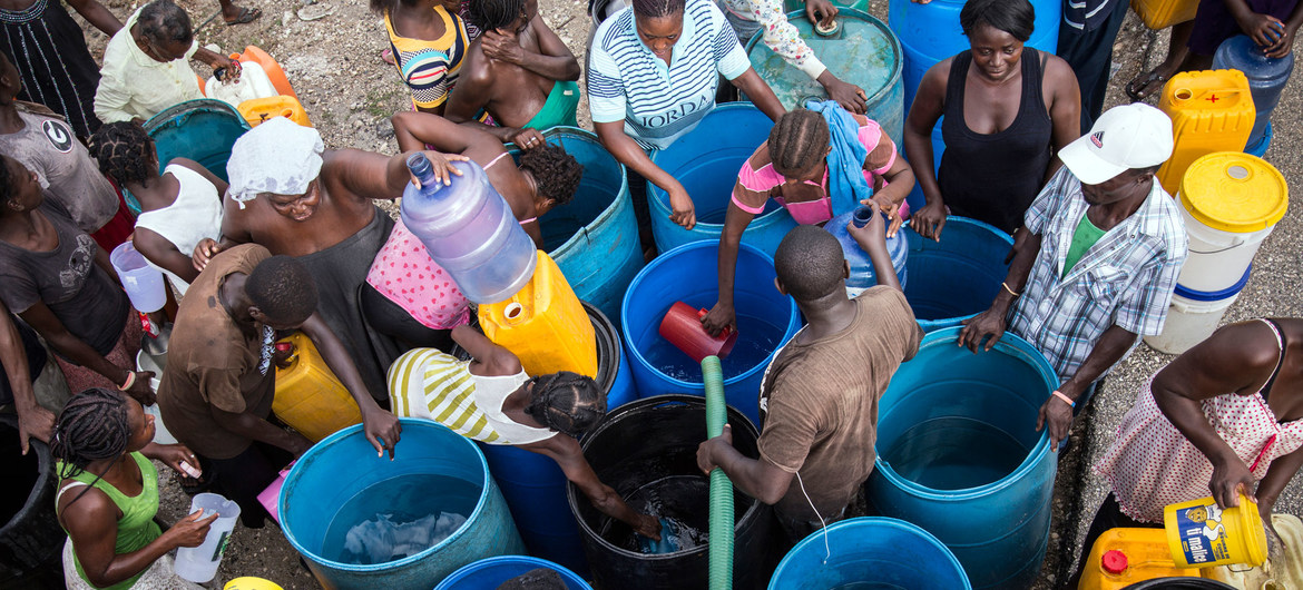 El agua para los pobres cuesta de 10 a 20 veces más que para los ricos, afirmó un informe de la Unesco.