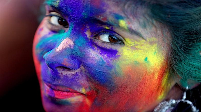 Este festival se lleva a cabo lanzándose agua de color y polvos brillantes y coloridos unos a otros como una expresión de felicidad, sin importar los estratos sociales.