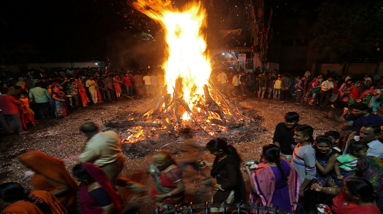 Durante la celebración queman un pelele de Holika, mientras la gente se lanza agua y polvo de colores.