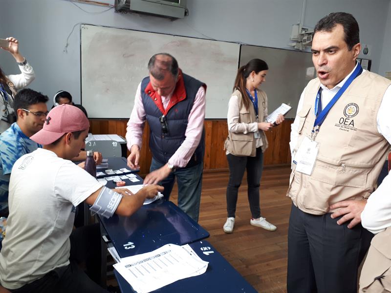 El expresidente Rafael Correa denunció que luego del apagón eléctrico hubo irregularidades en el conteo de los votos.