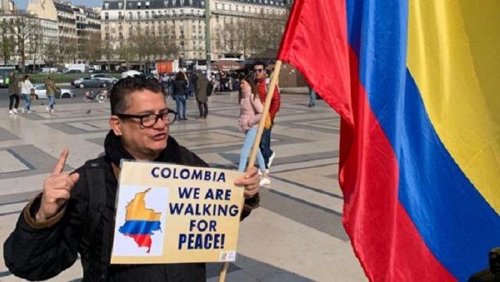 Los manifestantes que se dirigen a La Haya alegan que existe impunidad y violación de los derechos humanos en suelo colombiano.