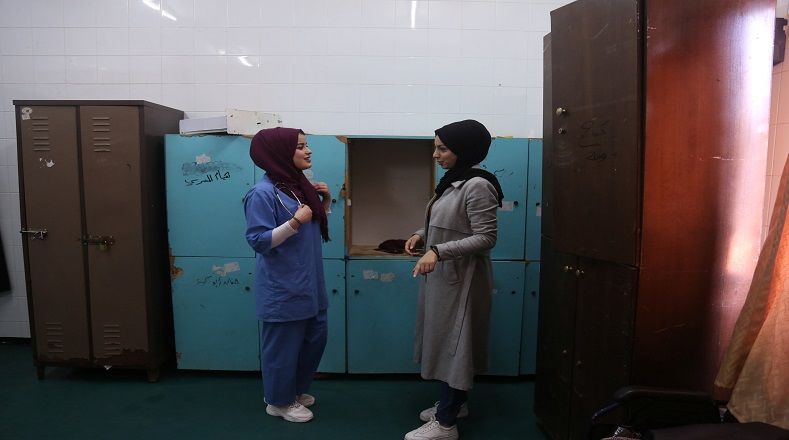 Actualmente hay una fábrica farmacéutica que resiste al bloqueo israelí con equipos simples e instalaciones limitadas trabaja para producir medicamentos.