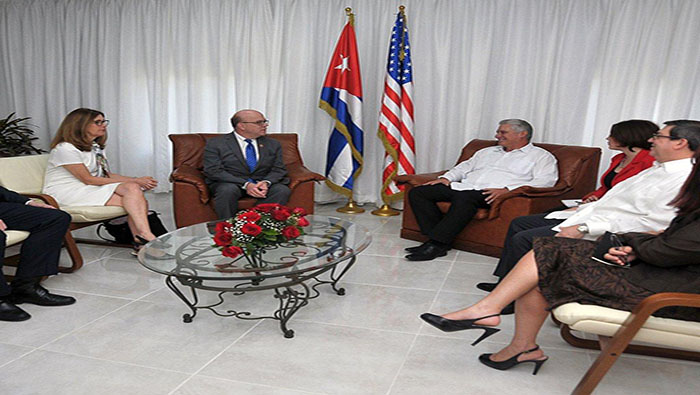 El congresista demócrata cumple una visita de trabajo en Cuba, que incluye conversaciones con funcionarios y estudiantes.