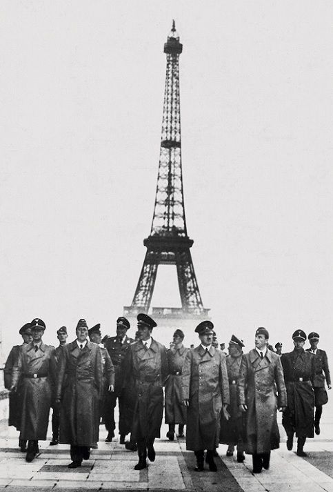 En 1940, un grupo de trabajadores de la torre sabotearon los ascensores durante la visita del dictador alemán Adolf Hitler en París. Debido a la organización de los obreros, Hitler no pudo subir la torre y se conformó con fotografiarse en el Campo de Marte, a los pies del monumento.