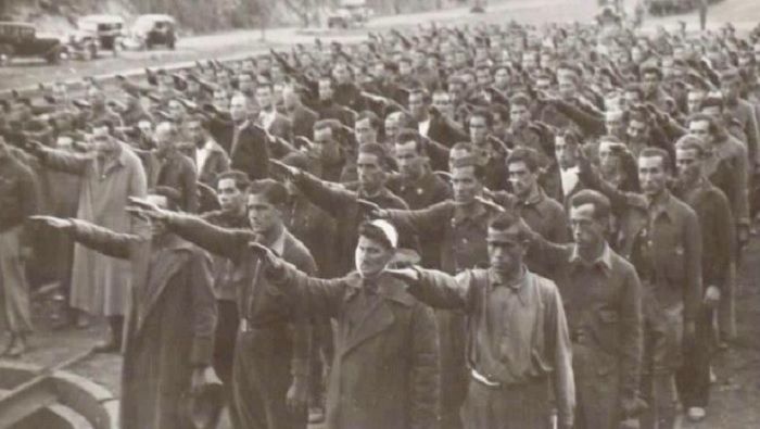Saludo fascista de prisioneros en España. Hasta el 2011 el franquismo era considerado autoritario pero no totalitario.