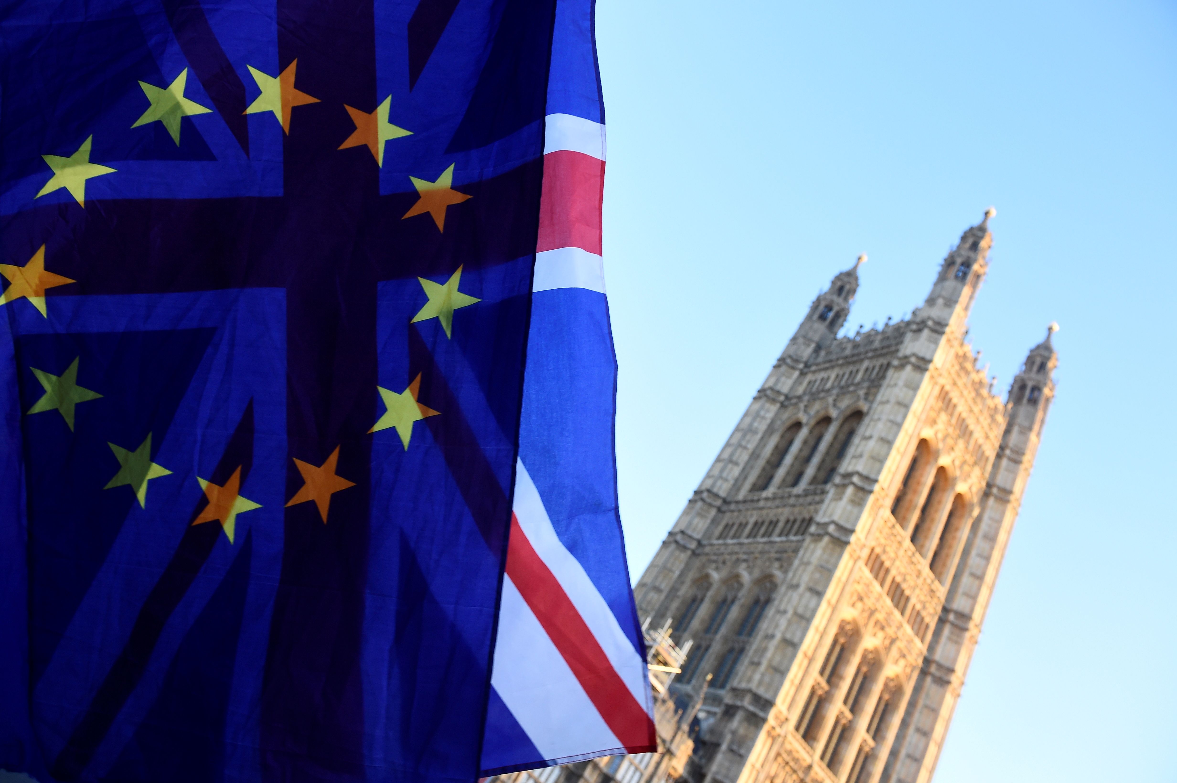 La Cámara de Comunes debate este lunes propuestas para acordar la salida de Gran Bretaña de la Unión Europea.