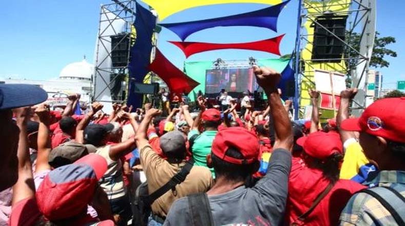 Los venezolanos bolivarianos marchan por la paz del país.