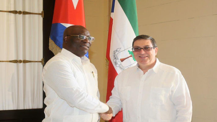 El ministro Esono (I) y el canciller Rodríguez (D) resaltaron la importancia de colaborar mutuamente para lograr un desarrollo sustentable.