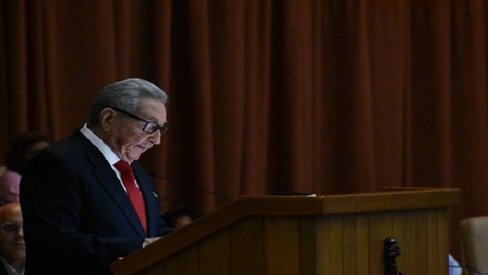 Raúl Castro aprovechó para felicitar a los 33 diputados que se encargaron de la gestación del proyecto de esta nueva Constitución.