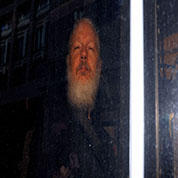Assange y sus villanos